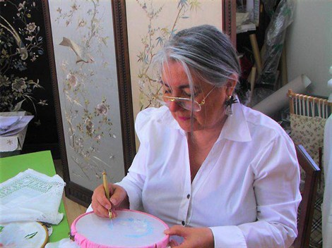 liane , dans son atelier de broderie d'art, laurate 2013 de la Main d'or.